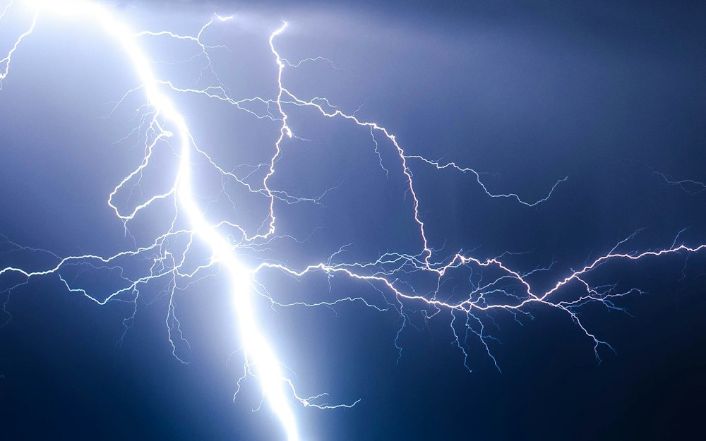 Blitz am Nachthimmel