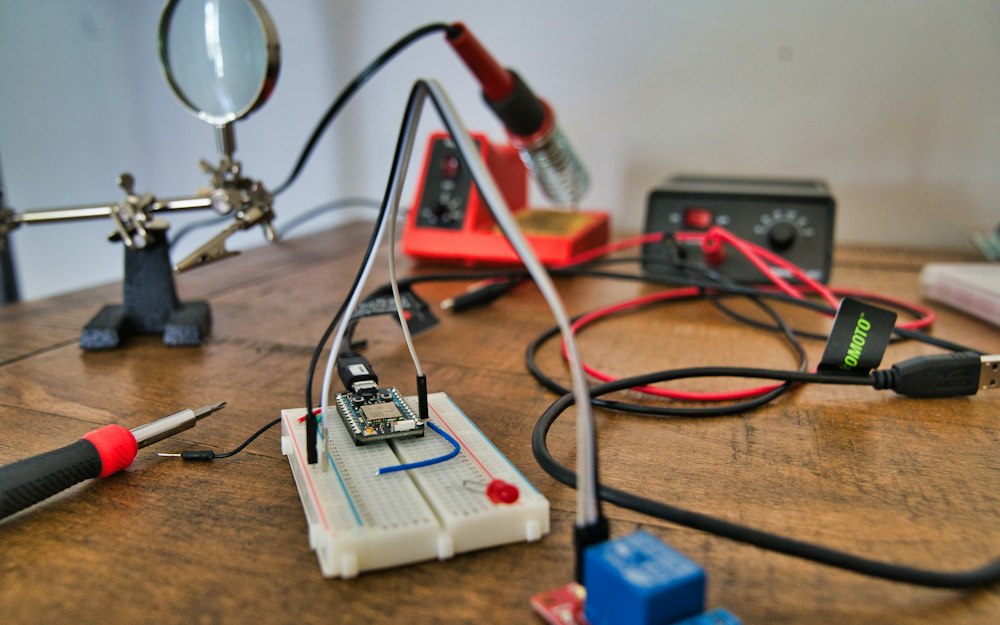 Elektronik-Reparatur am Lötplatz