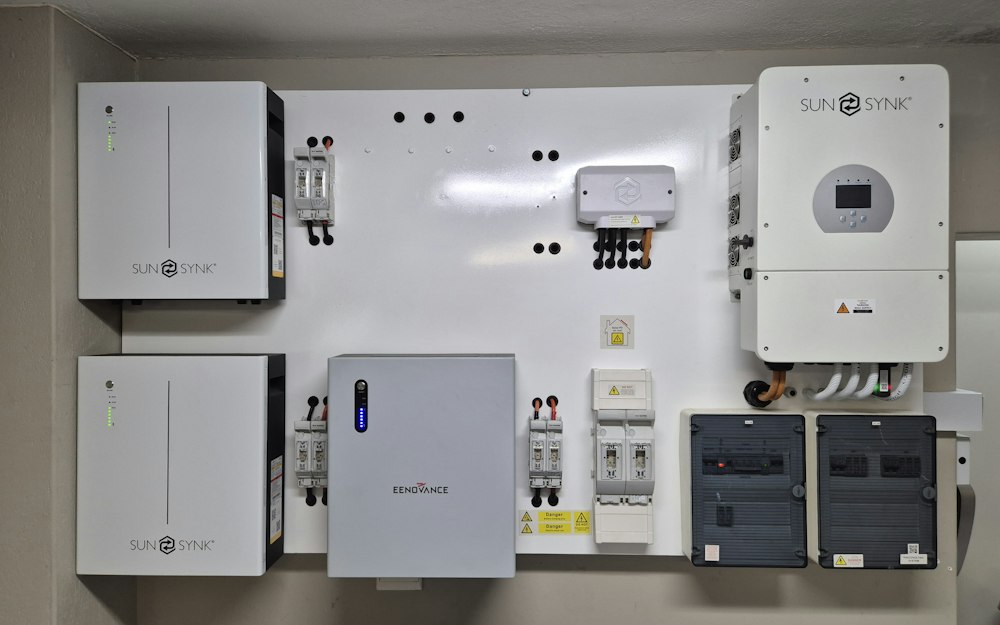 Stromspeicher und Wechselrichter an der Wand