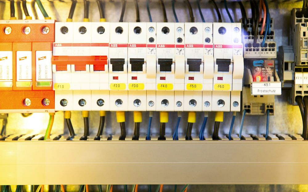 Schaltschrank mit Sicherungen und Steuerungsmodulen